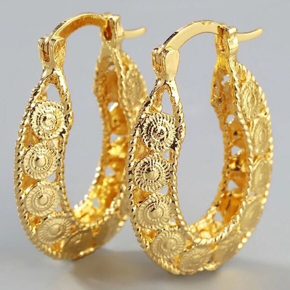 A145 DELICATE 18K YELLOW GOLD PLATED HOOP HUGGIE EARRINGS - Picture 3 of 7